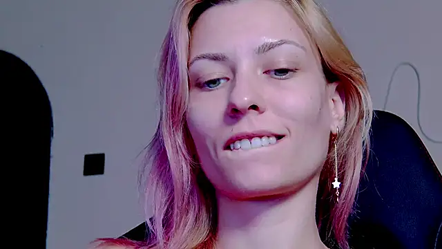 karo123421 online show from October 2025 08:43:01 PM