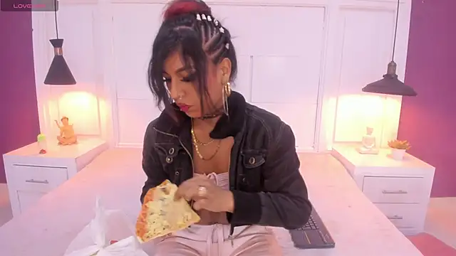 Snapshot of SilvanaCapelli chatting on March 2025 11:38:01 PM SilvanaCapelli online show from March 2025 11:38:01 PM