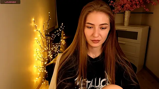 Snapshot of Adelyna_Bird chatting on June 2026 06:28:01 AM Adelyna Bird online show from June 2026 06:28:01 AM