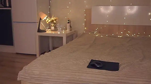 missbeatriss online show from December 2024 04:09:01 PM