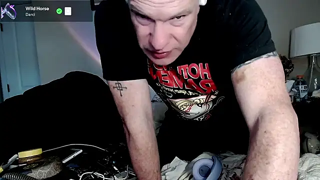 Snarfle82 online show from November 2025 11:15:01 PM