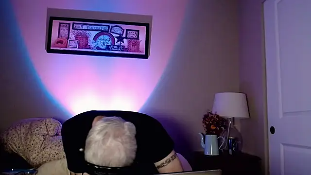 Snarfle82 online show from November 2025 06:52:01 AM