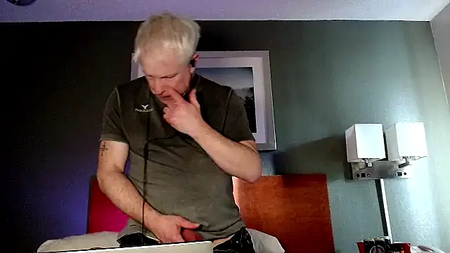 Snarfle82 online show from December 2025 06:48:02 PM