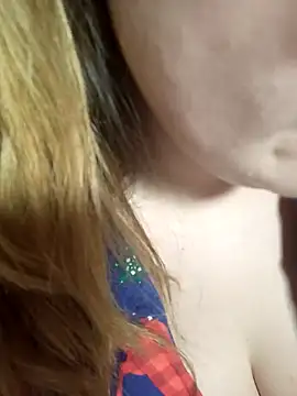 Snapshot of DienkaGreen chatting on December 2024 01:50:02 AM DienkaGreen online show from December 2024 01:50:02 AM