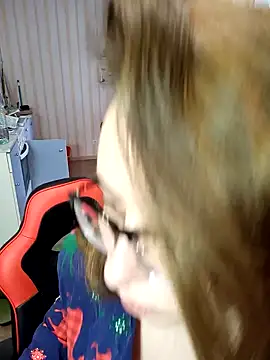 Snapshot of DienkaGreen chatting on January 2025 08:04:01 AM DienkaGreen online show from January 2025 08:04:01 AM