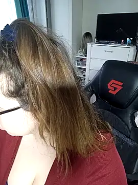 Snapshot of DienkaGreen chatting on October 2025 10:49:02 AM DienkaGreen online show from October 2025 10:49:02 AM