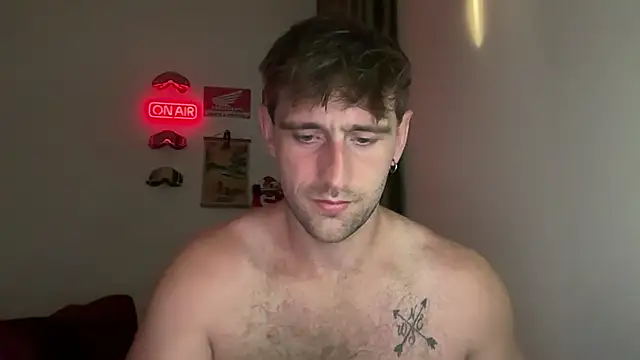 Snapshot of lukegunn chatting on April 2026 11:33:02 PM lukegunn online show from April 2026 11:33:02 PM