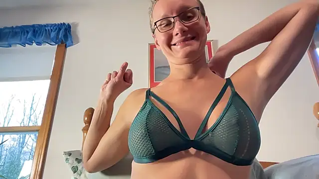 Snapshot of LeahWilde chatting on April 2026 04:26:02 PM LeahWilde online show from April 2026 04:26:02 PM