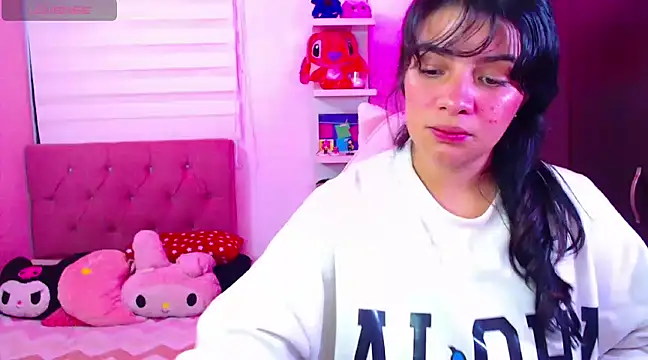 Snapshot of Vannessa__Shy chatting on December 2024 10:07:01 PM Vannessa  Shy online show from December 2024 10:07:01 PM