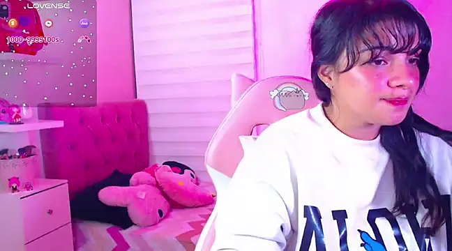 Snapshot of Vannessa__Shy chatting on December 2024 12:56:01 AM Vannessa  Shy online show from December 2024 12:56:01 AM