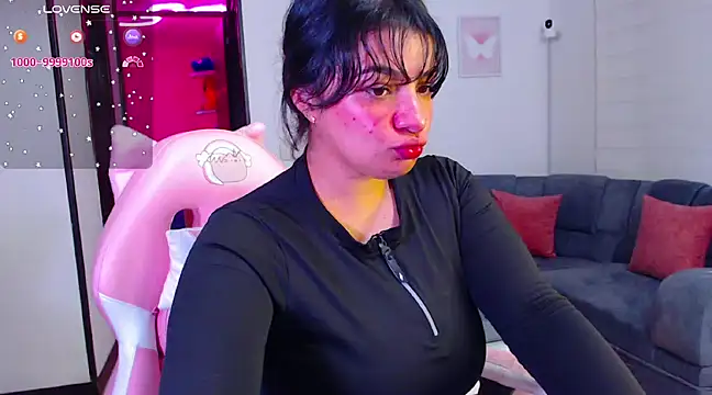 Snapshot of Vannessa__Shy chatting on January 2025 12:20:01 AM Vannessa  Shy online show from January 2025 12:20:01 AM
