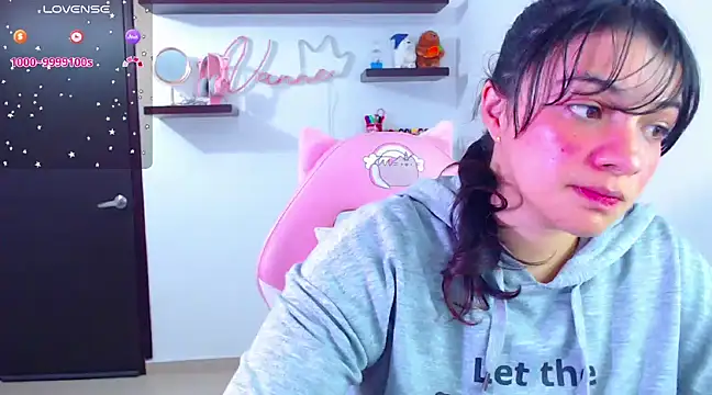 Snapshot of Vannessa__Shy chatting on February 2025 04:25:01 PM Vannessa  Shy online show from February 2025 04:25:01 PM