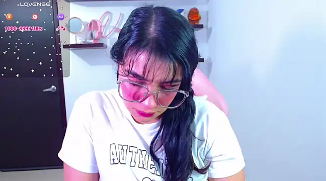 Snapshot of Vannessa__Shy chatting on February 2025 08:10:01 PM Vannessa  Shy online show from February 2025 08:10:01 PM