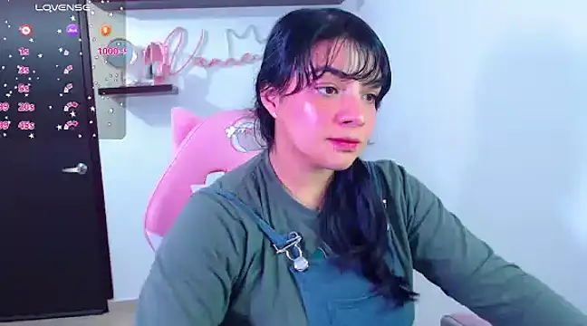 Snapshot of Vannessa__Shy chatting on February 2025 09:28:01 PM Vannessa  Shy online show from February 2025 09:28:01 PM