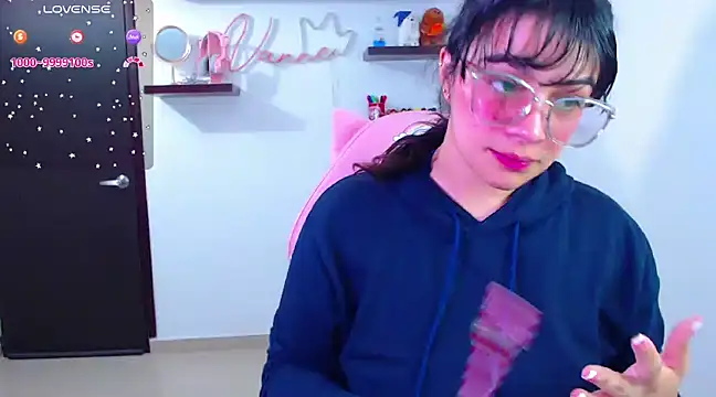 Snapshot of Vannessa__Shy chatting on February 2025 08:58:02 PM Vannessa  Shy online show from February 2025 08:58:02 PM