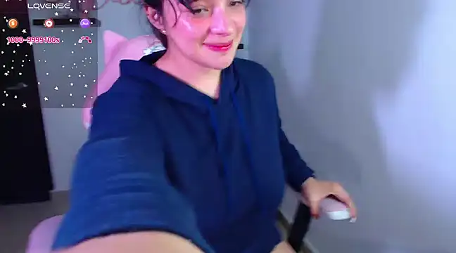 Snapshot of Vannessa__Shy chatting on February 2025 12:03:01 AM Vannessa  Shy online show from February 2025 12:03:01 AM