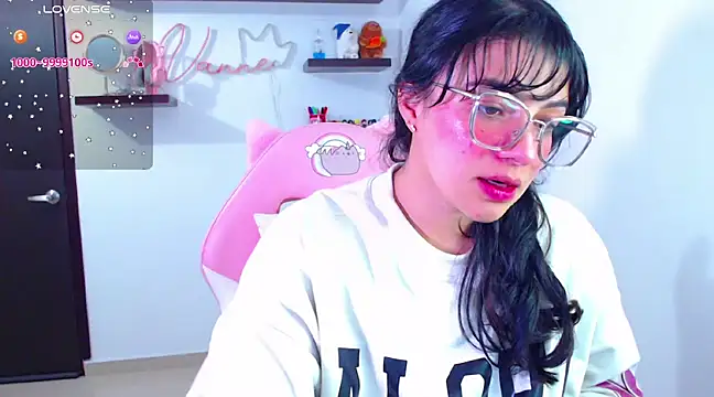 Snapshot of Vannessa__Shy chatting on February 2025 11:10:02 PM Vannessa  Shy online show from February 2025 11:10:02 PM