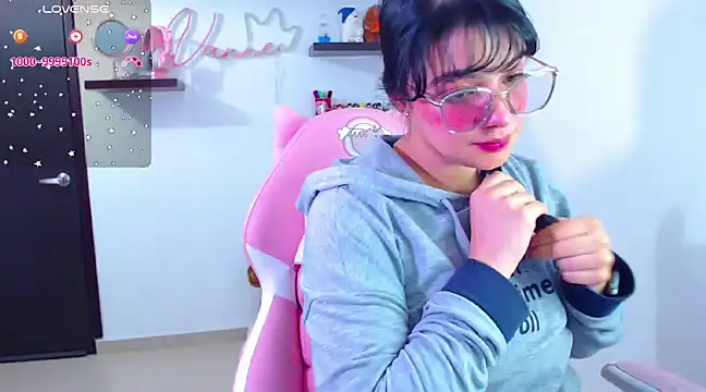Snapshot of Vannessa__Shy chatting on February 2025 11:10:02 PM Vannessa  Shy online show from February 2025 11:10:02 PM