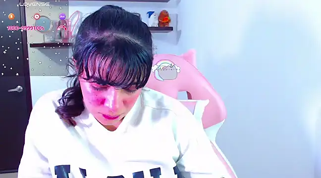 Snapshot of Vannessa__Shy chatting on February 2025 09:20:02 PM Vannessa  Shy online show from February 2025 09:20:02 PM