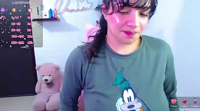 Snapshot of Vannessa__Shy chatting on March 2025 11:00:02 PM Vannessa  Shy online show from March 2025 11:00:02 PM