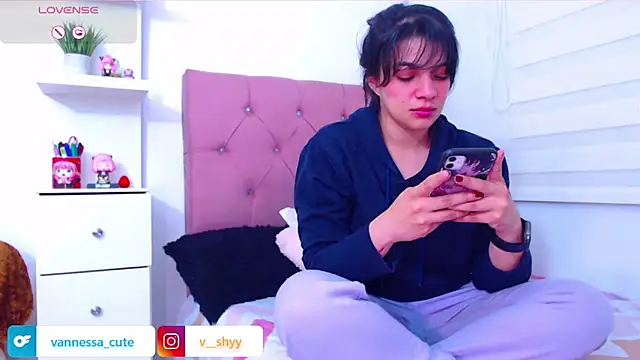 Snapshot of Vannessa__Shy chatting on September 2025 10:54:01 PM Vannessa  Shy online show from September 2025 10:54:01 PM