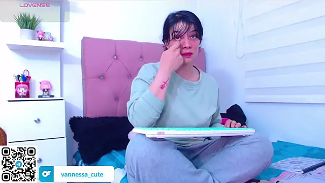 Snapshot of Vannessa__Shy chatting on September 2025 10:00:01 PM Vannessa  Shy online show from September 2025 10:00:01 PM