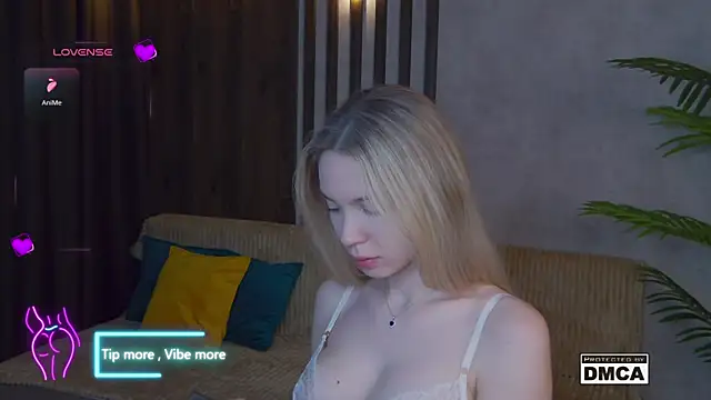 Snapshot of Holl1Would chatting on January 2025 07:22:01 PM Holl1Would online show from January 2025 07:22:01 PM