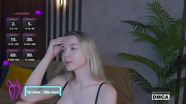 Snapshot of Holl1Would chatting on February 2025 03:34:02 AM Holl1Would online show from February 2025 03:34:02 AM