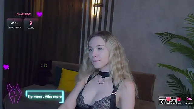 Snapshot of Holl1Would chatting on March 2025 03:53:02 AM Holl1Would online show from March 2025 03:53:02 AM