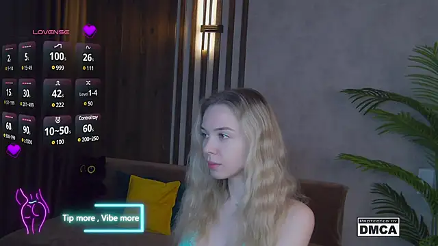 Snapshot of Holl1Would chatting on March 2025 03:34:02 AM Holl1Would online show from March 2025 03:34:02 AM