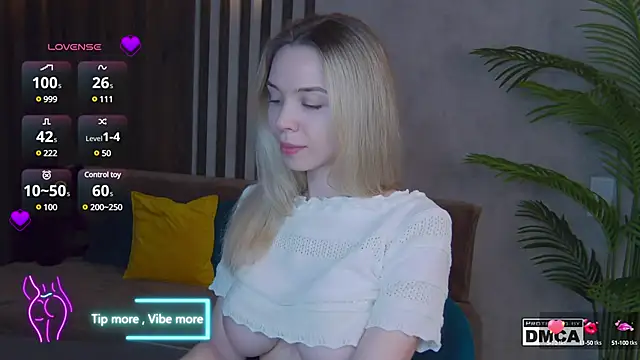 Snapshot of Holl1Would chatting on March 2025 06:37:01 AM Holl1Would online show from March 2025 06:37:01 AM