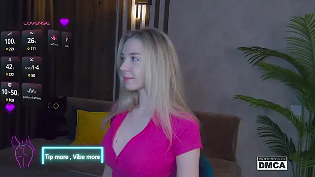 Snapshot of Holl1Would chatting on March 2025 03:35:02 AM Holl1Would online show from March 2025 03:35:02 AM