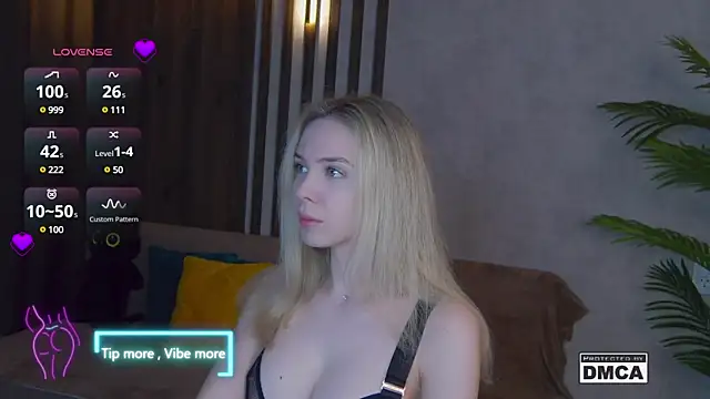 Snapshot of Holl1Would chatting on March 2025 07:20:02 PM Holl1Would online show from March 2025 07:20:02 PM