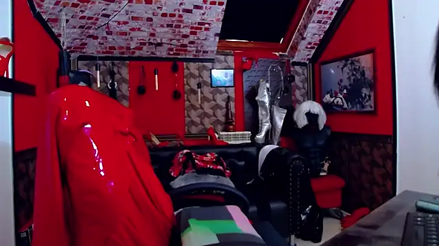 Snapshot of DommeBellatrix chatting on September 2025 06:04:02 AM DommeBellatrix online show from September 2025 06:04:02 AM