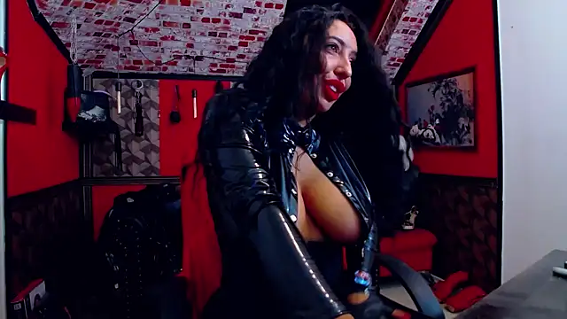 Snapshot of DommeBellatrix chatting on October 2025 05:15:02 AM DommeBellatrix online show from October 2025 05:15:02 AM