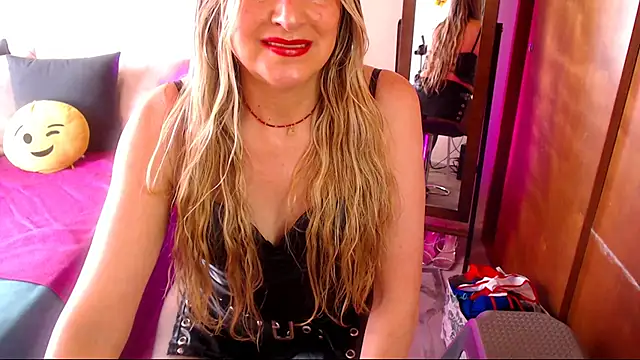 Jolie-Mature online show from November 2025 06:28:02 PM