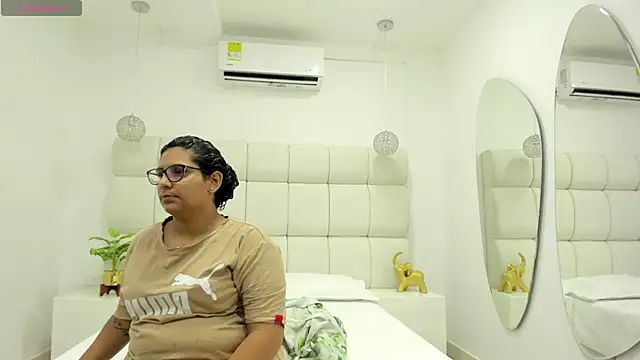 DanielleEvans  online show from September 2025 11:04:01 AM