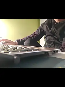 Snapshot of feathersify chatting on December 2025 11:38:02 AM feathersify online show from December 2025 11:38:02 AM