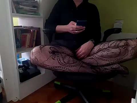 Snapshot of feathersify chatting on April 2026 06:52:01 AM feathersify online show from April 2026 06:52:01 AM