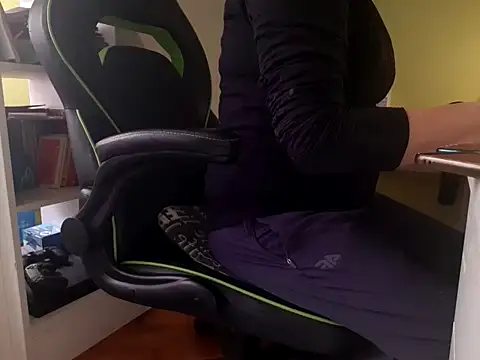 Snapshot of feathersify chatting on April 2026 09:01:02 AM feathersify online show from April 2026 09:01:02 AM