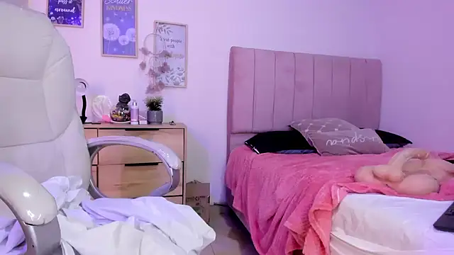 bluee hazell online show from February 2025 05:48:01 PM