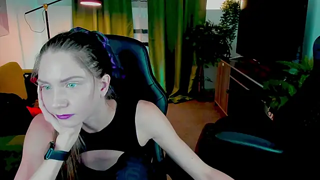 Snapshot of GrayceWild chatting on September 2025 05:53:02 AM GrayceWild online show from September 2025 05:53:02 AM