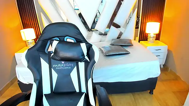 Linda4Petite online show from October 2025 05:58:02 PM