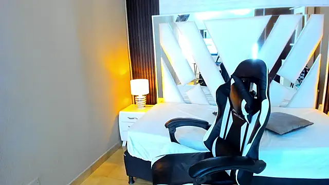 Linda4Petite online show from November 2025 06:07:02 PM