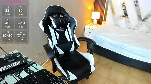 Snapshot of Linda4Petite chatting on March 2026 06:03:01 PM Linda4Petite online show from March 2026 06:03:01 PM