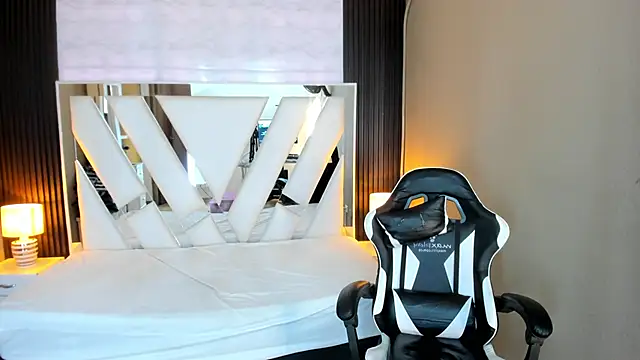 Snapshot of Linda4Petite chatting on March 2026 06:45:02 PM Linda4Petite online show from March 2026 06:45:02 PM