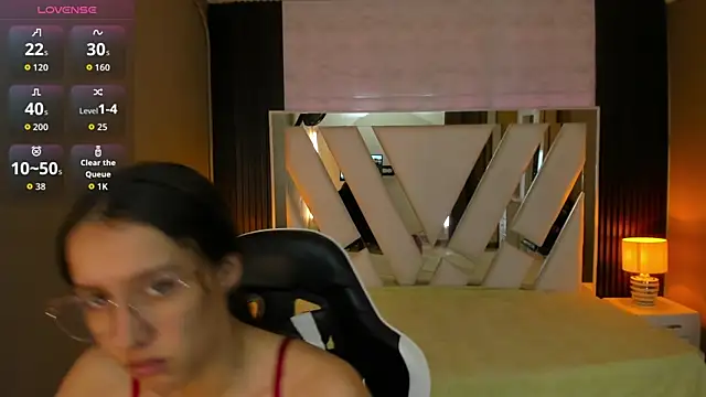 Snapshot of Linda4Petite chatting on March 2026 06:29:02 PM Linda4Petite online show from March 2026 06:29:02 PM