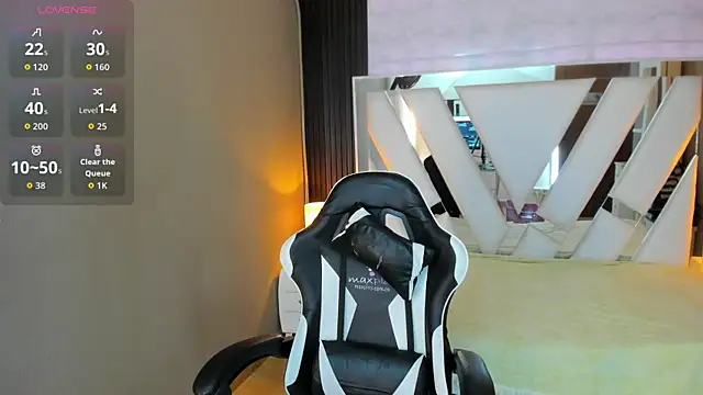 Snapshot of Linda4Petite chatting on March 2026 06:29:01 PM Linda4Petite online show from March 2026 06:29:01 PM