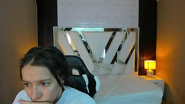 Snapshot of Linda4Petite chatting on March 2026 01:33:01 PM Linda4Petite online show from March 2026 01:33:01 PM