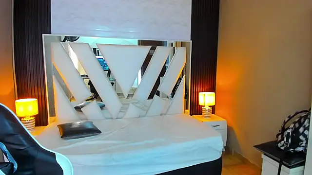 Snapshot of Linda4Petite chatting on March 2026 06:42:02 PM Linda4Petite online show from March 2026 06:42:02 PM